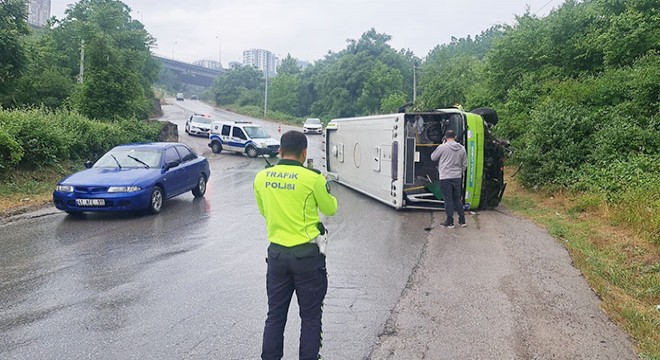 Özel halk otobüsü rampada devrildi