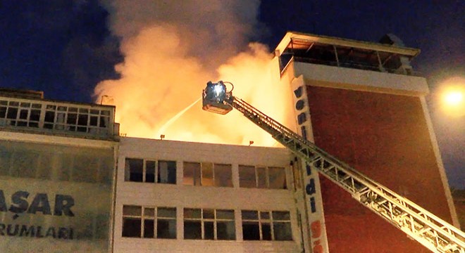 Özel okul çatısında yangın
