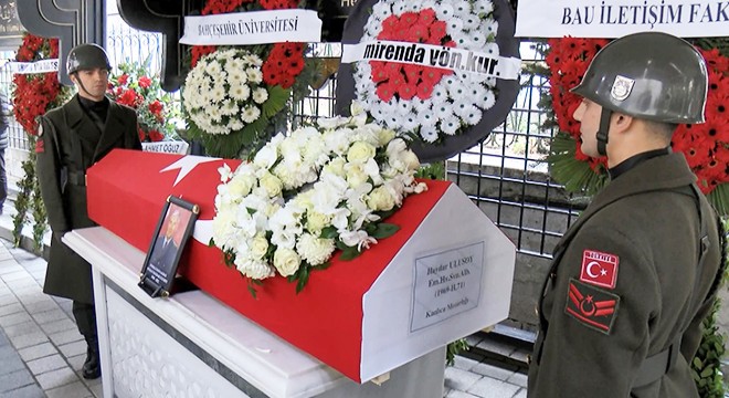 Özge Ulusoy'un babası son yolculuğuna uğurlandı