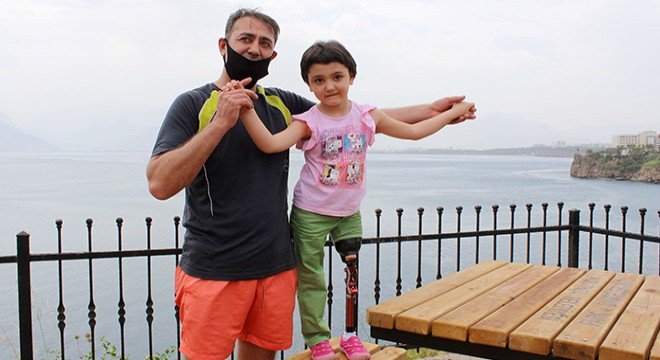 Özge, koronavirüs sürecinde yürümeyi yeniden öğreniyor
