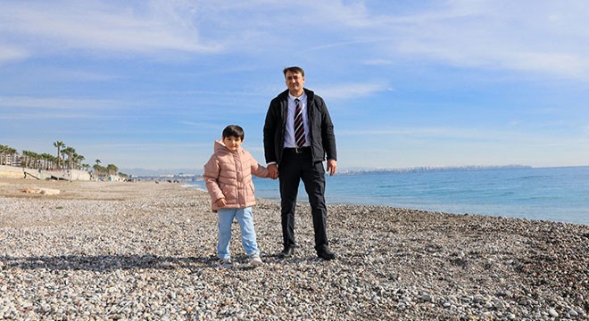 Özge, yeni proteziyle çok sevdiği sahilde yürüdü