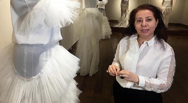 Özgün giysi tasarımlarıyla şiddete dikkat çekti