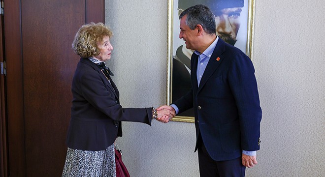 Özgür Özel, CHP ye üye olan Ayşe Kulin e rozet taktı