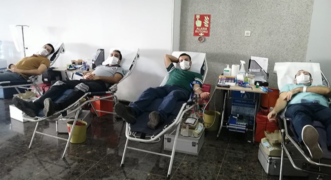 PTT çalışanlarından Kızılay'a kan bağışı
