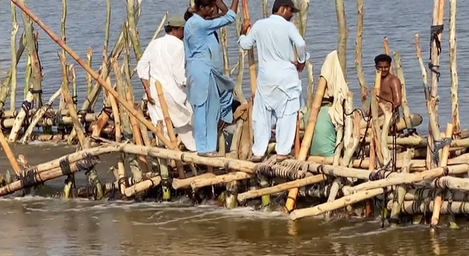 Pakistan’da taşan Manchar Gölü tehlike oluşturuyor