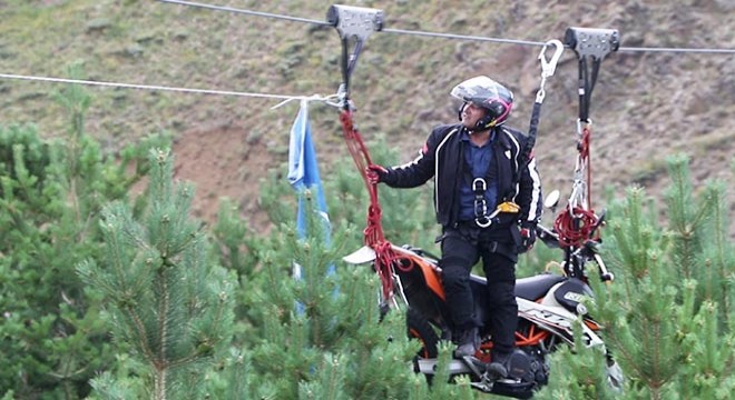 Palandöken'de nefes kesen 'zipmotor' gösterisi