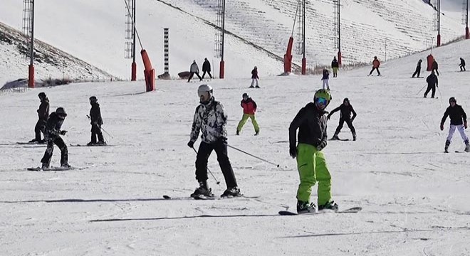Palandöken'de tatilin ilk günü suni karla kayak keyfi