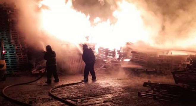 Palet fabrikasındaki yangın, itfaiyenin müdahalesiyle söndürüldü