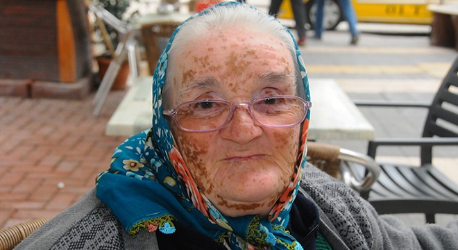 Pamuk Teyze, nergis satarak okuttuğu torununa burs istiyor