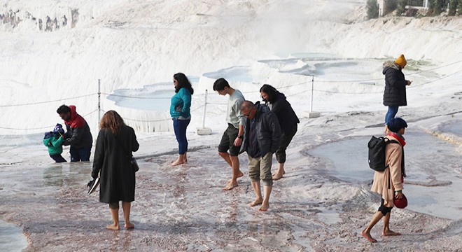 Pamukkale, kış mevsiminde de turist çekiyor