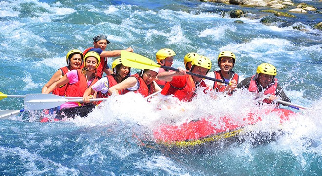 Pandemi tedbirleri gevşetildi, doğa tutkunları rafting heyecanı yaşadı