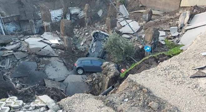 Pandemi hastanesinin otoparkında dev çukur oluştu