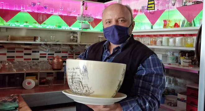 Pandemide kapanan şakacı kıraathane kapılarını açtı