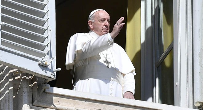 Papa Francis, karantinada olan Roma caddelerinde gezindi