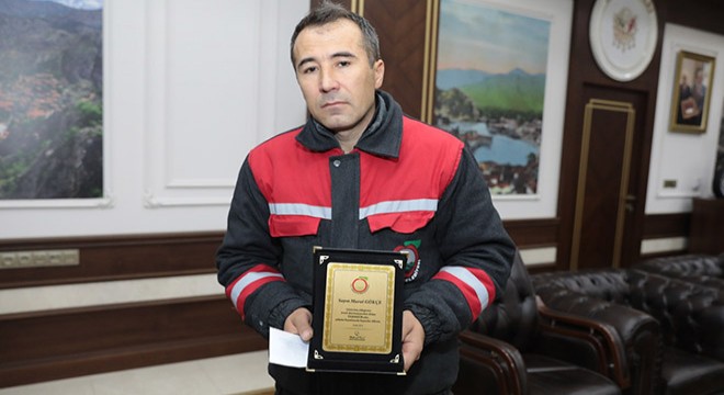 Para dolu çantayı sahibine teslim eden temizlik görevlisine ödül