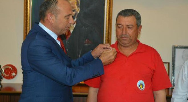 Para dolu çantayı sahibine ulaştıran işçi ödüllendirildi