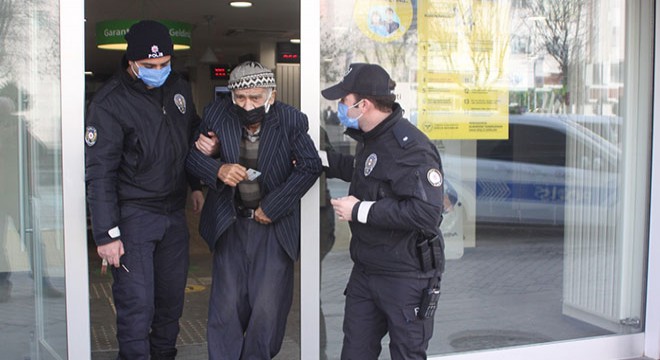 Para çekmeye geldiğinde fenalaştı, polisler yardımcı oldu