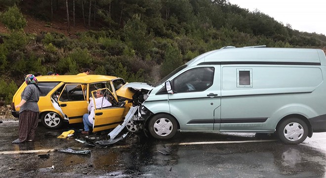 Para nakil aracıyla çarpışan otomobildeki 5 kişi yaralandı