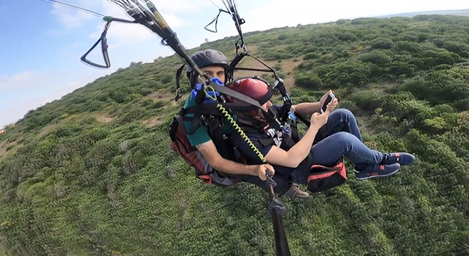 Paramotor uçuşunda havada telefon tamiri yaptı