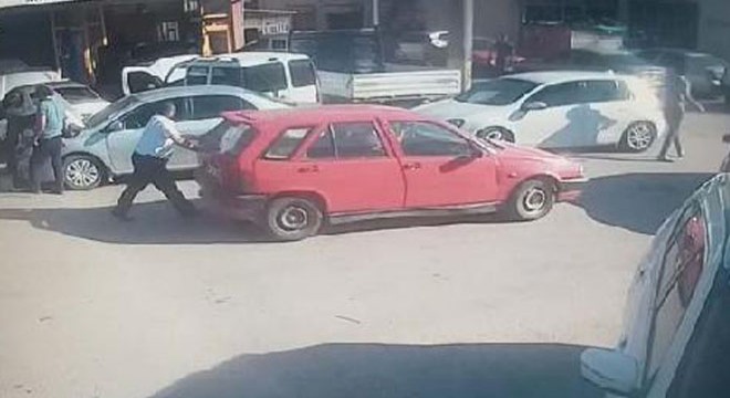 Parasını alamadığı otomobilini tamirhaneden iterek götürdü
