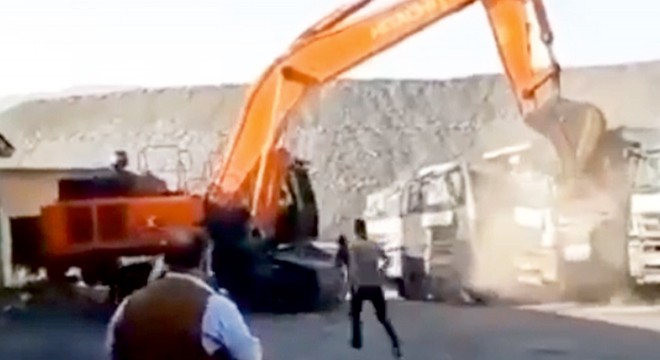 Parasını alamayınca iş makinesi ile amcasının kamyonlarını ezdi