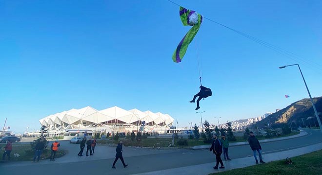 Paraşütçü, elektrik tellerinde asılı kaldı