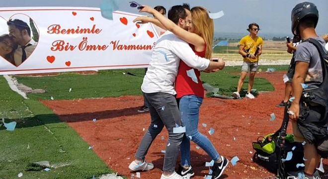 Paraşütle atladı, evlilik teklifi aldı
