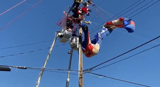 Paraşütü elektrik tellerine dolaşan Noel Baba böyle kurtarıldı