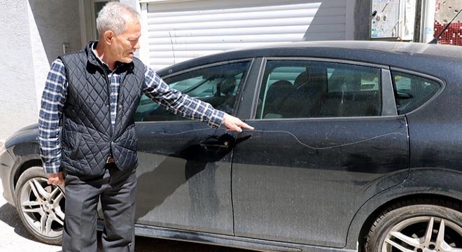 Park halindeki 15 otomobili çizip, kaçtı