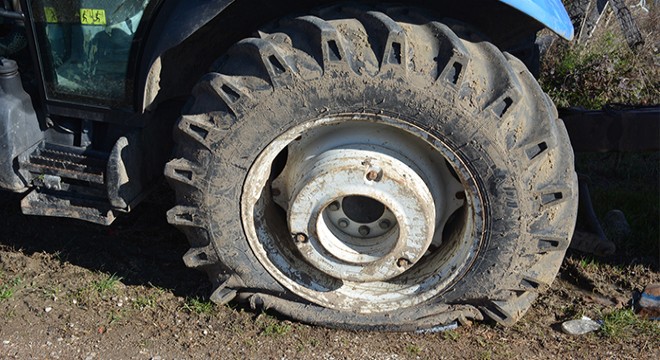 Park halindeki 20 aracın lastiklerini kestiler