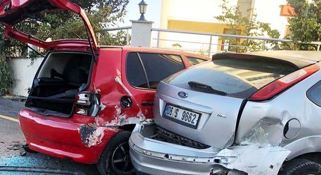 Park halindeki 6 araca çarpıp, kaçtı