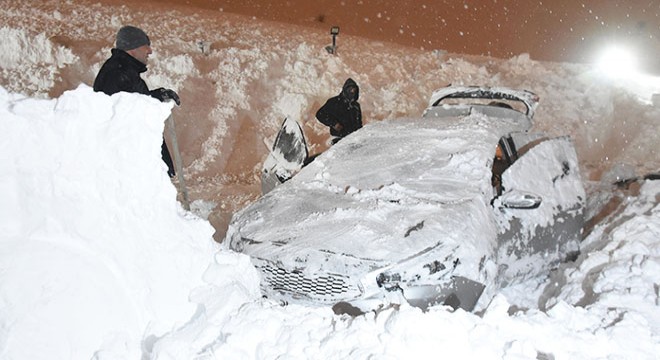 Park halindeki araçların üzerine çığ düştü
