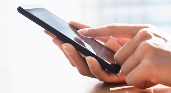 Park halindeki araçtan cep telefonu çaldı
