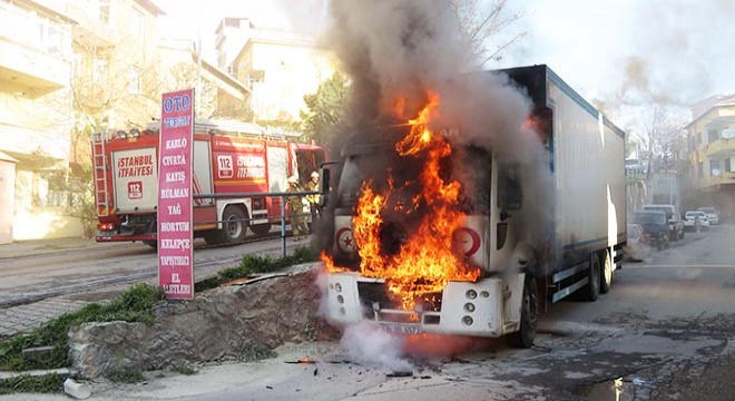 Park halindeki kamyon alev alev yandı