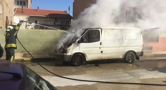 Park halindeki minibüs yandı