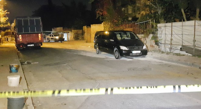Park halindeki minibüse el yapımı patlayıcı atıldı
