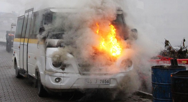 Park halindeki okul servis minibüsü alev aldı