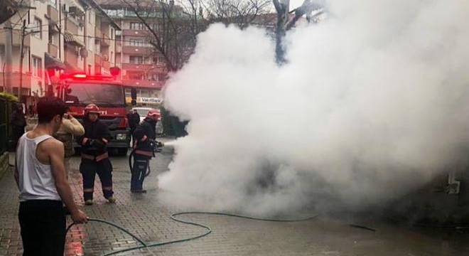 Park halindeki otomobil alev alev yandı