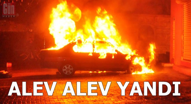 Park halindeki otomobil alev alev yandı