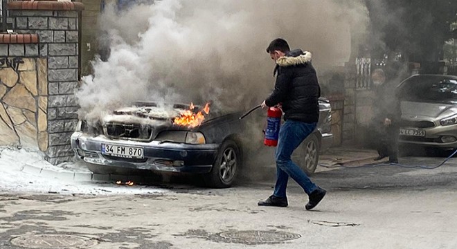 Park halindeki otomobil alev alev yandı