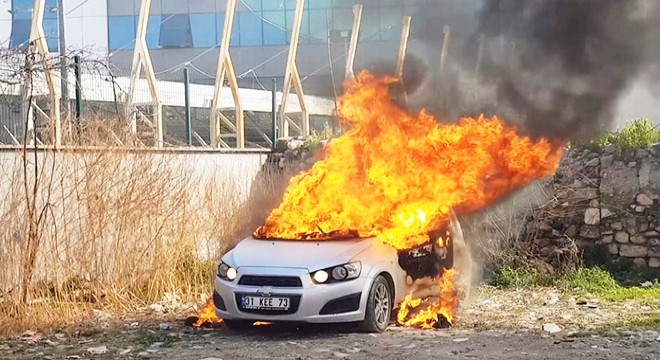 Park halindeki otomobil alev alev yandı