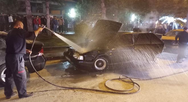 Park halindeki otomobil yandı