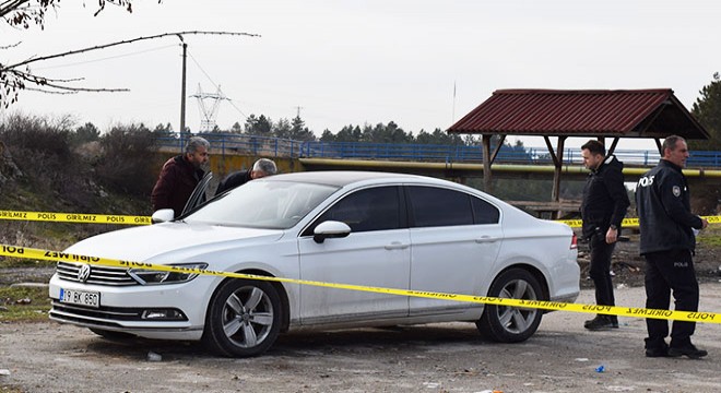 Park halindeki otomobilde başından vurulmuş cesedi bulundu