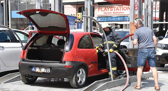 Park halindeki otomobilde çıkan yangın büyümeden söndürüldü