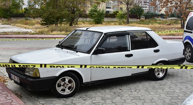 Park halindeki otomobilde ölü bulundu