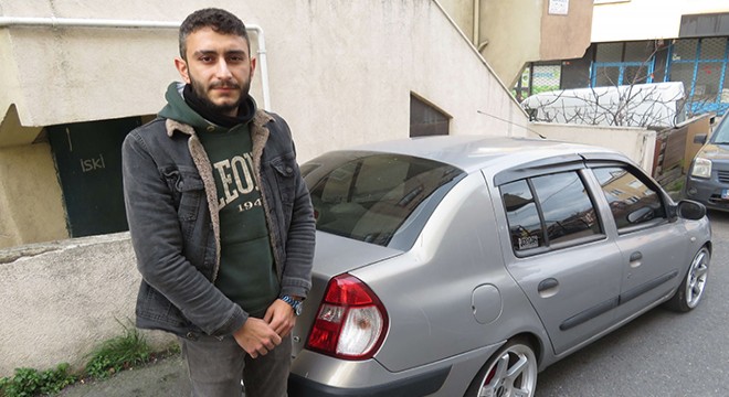 Park halindeki otomobili çizerek 'öl' yazdılar