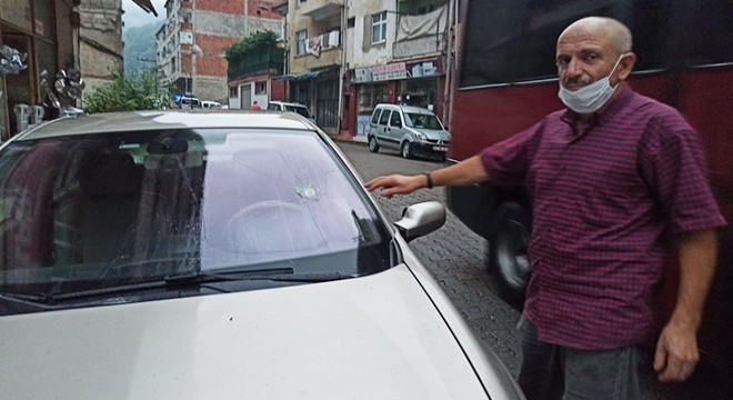 Park halindeki otomobilin camına mermi isabet etti