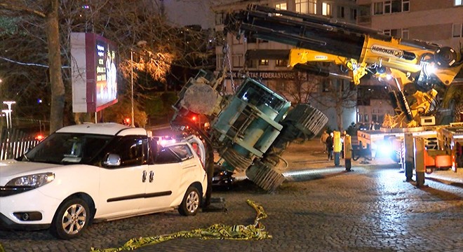 Park halindeki otomobillerin üzerine devrilen vinç kaldırıldı