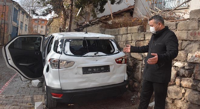 Park halindeki sıfır araca sopayla zarar verdi