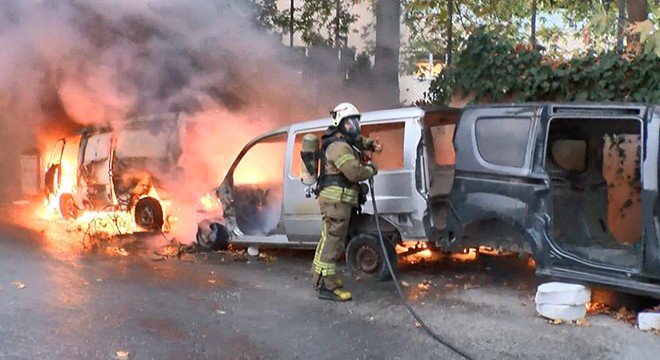 Park halindeki 3 araç alev alev yandı